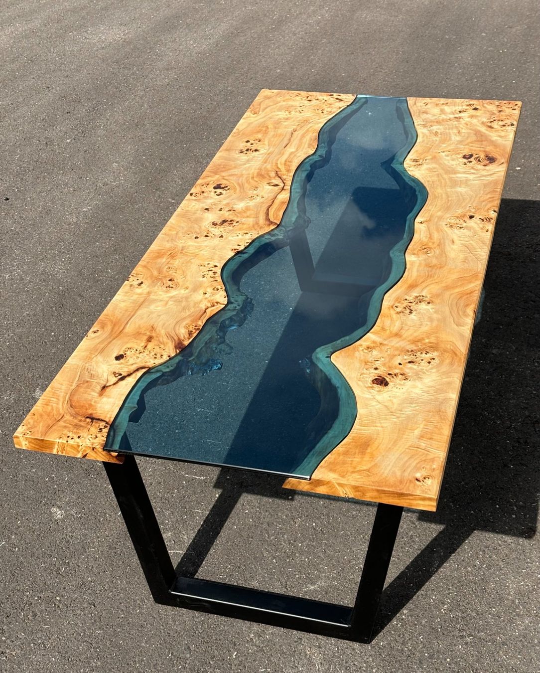 Tavoli: Einzigartiger Designer-Tisch mit Glasfluss – Usato da Winterthur venduto da Wintiholz