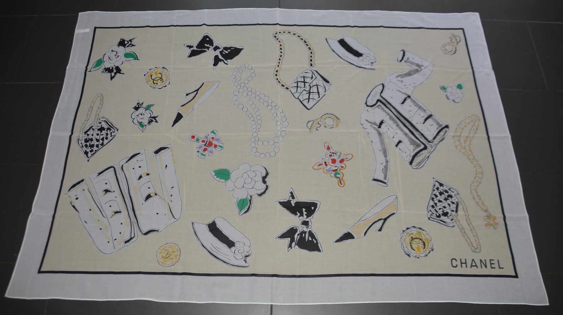 Chanel Foulard & Sciarpe: Schal Chanel châle – Usato da Collonges venduto da Auganien