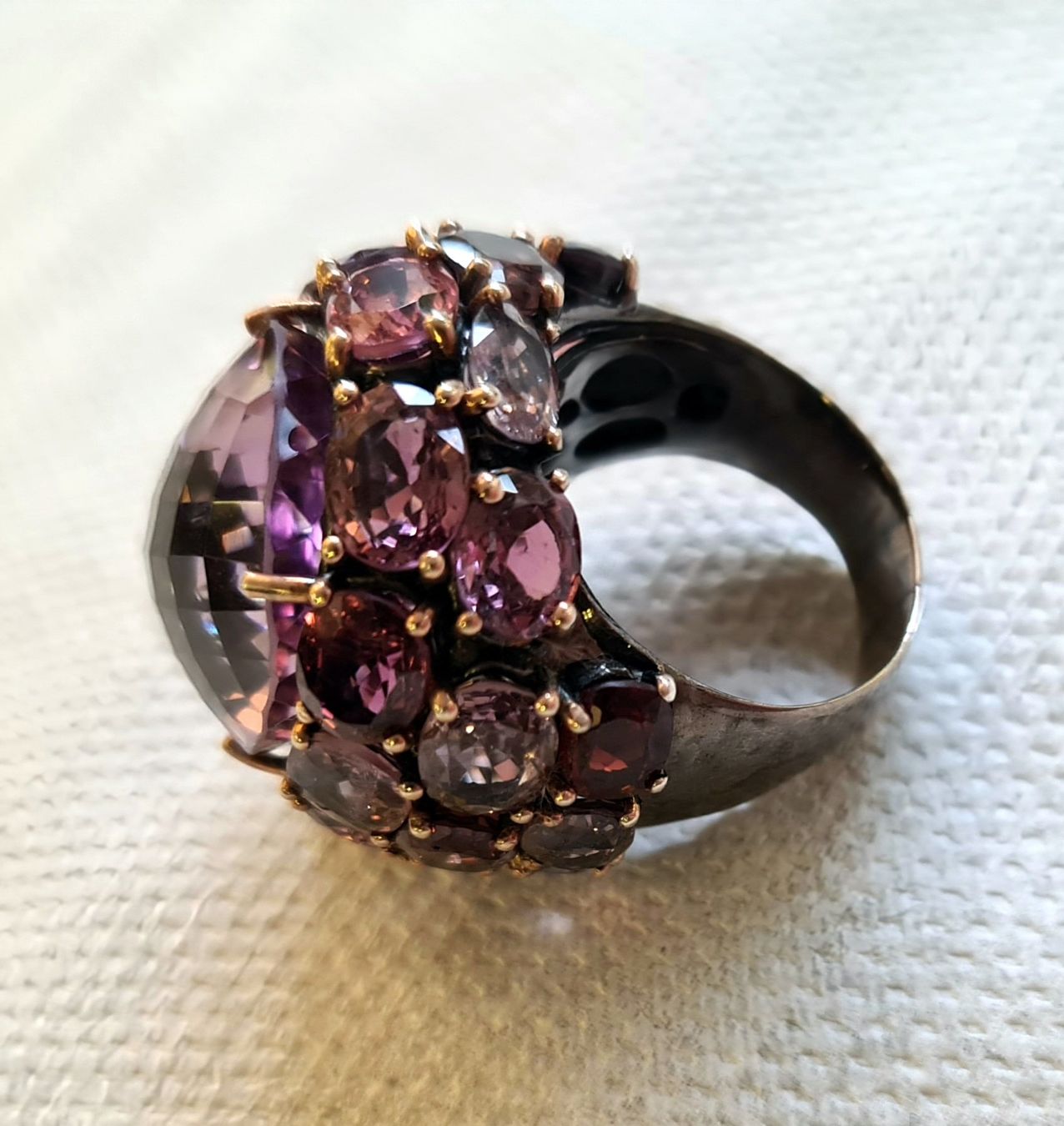 Anelli: Ring mit rosa Steinen und dunklem Silber Grösse 59 – Nuovo (secondo la descrizione) da Zürich venduto da Bieter04 2