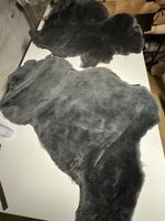 Zwei dunkelgraue Schaffelle (Wolle auf Leder)