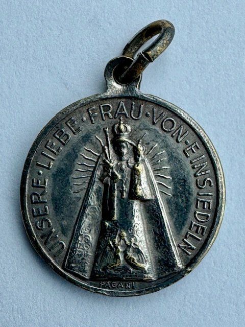 Ciondoli: ANHÄNGER BRUDER MEINRAD + MIT MUTTERGOTTES VON EINSIEDELN – Usato da Honau venduto da Ritika 1