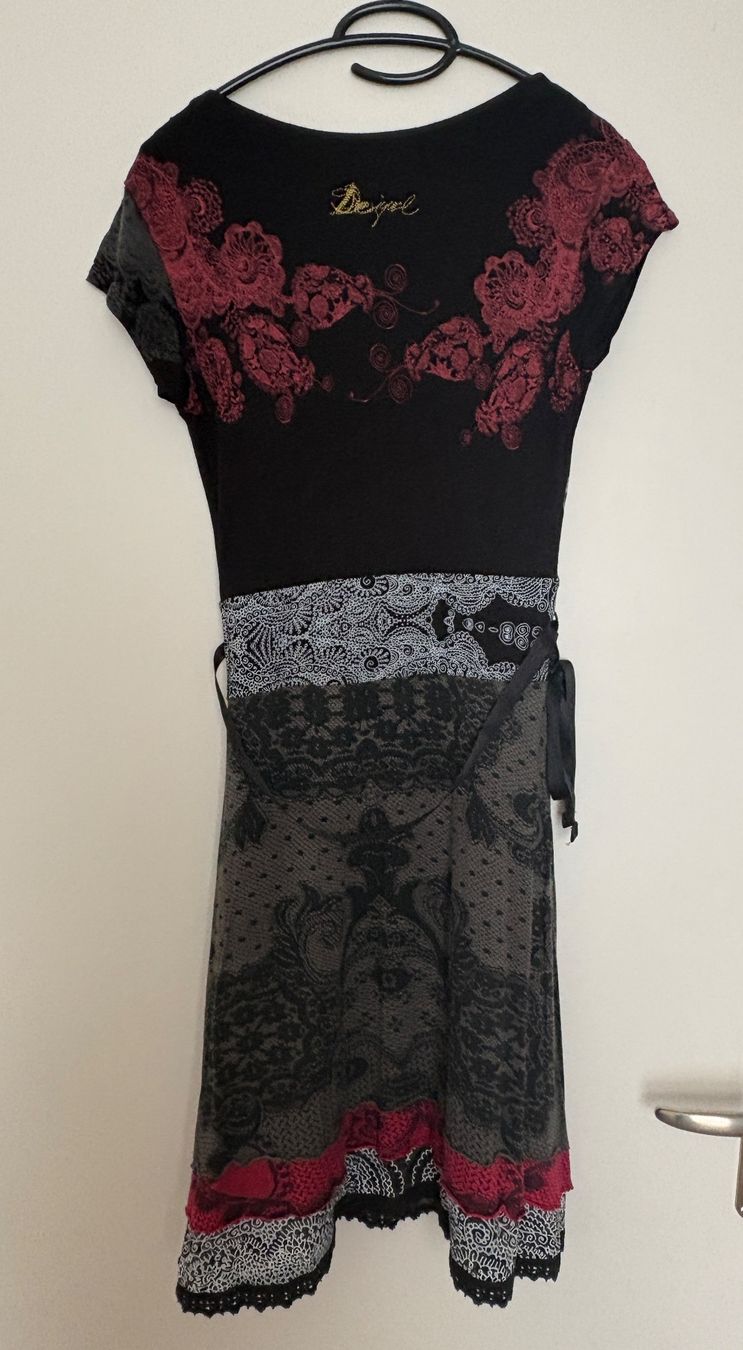 Desigual Gonne: Desigual Rock schwarz/rot Gr. S – Usato da Zürich venduto da sch_kqj7 1