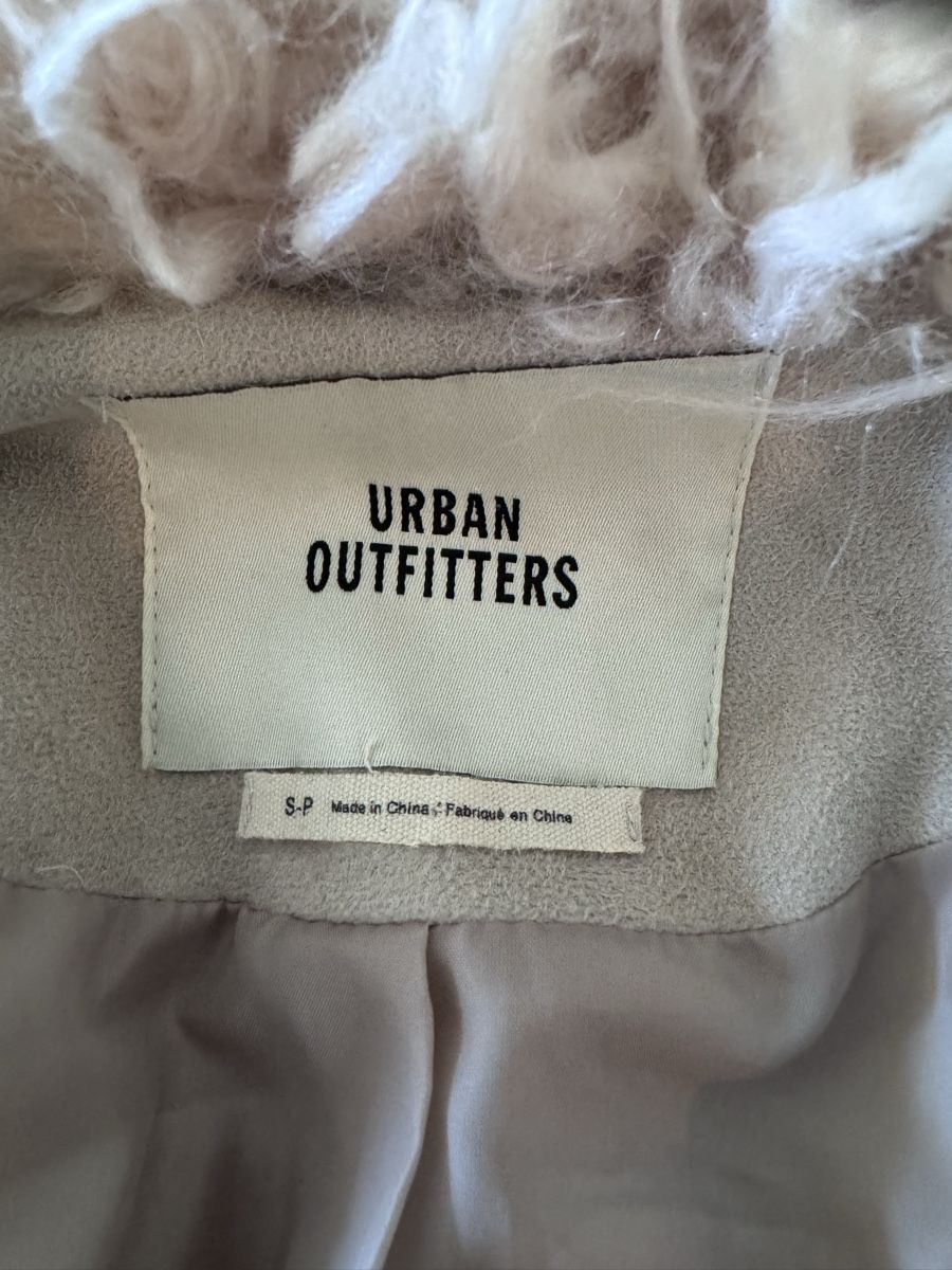 Urban Outfitters Mäntel: Mantel aus Kunstfell – Gebraucht aus Rudolfstetten von krach 2