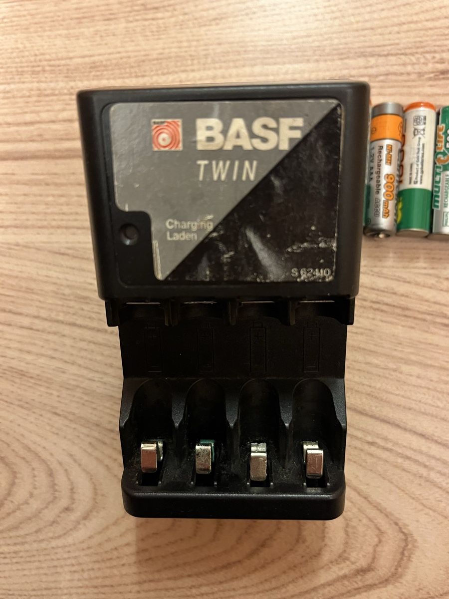 Caricatori & Batterie: BASF Twin Ladegerät mit Akkus, AA und AAA – Usato da Niederwil AG venduto da VST92 2