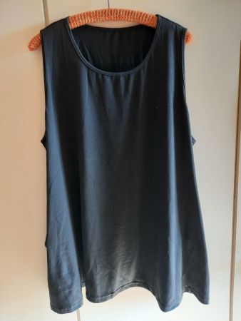 Sommertop schwarz  , Gr 4X Perfekt für warme Tage!