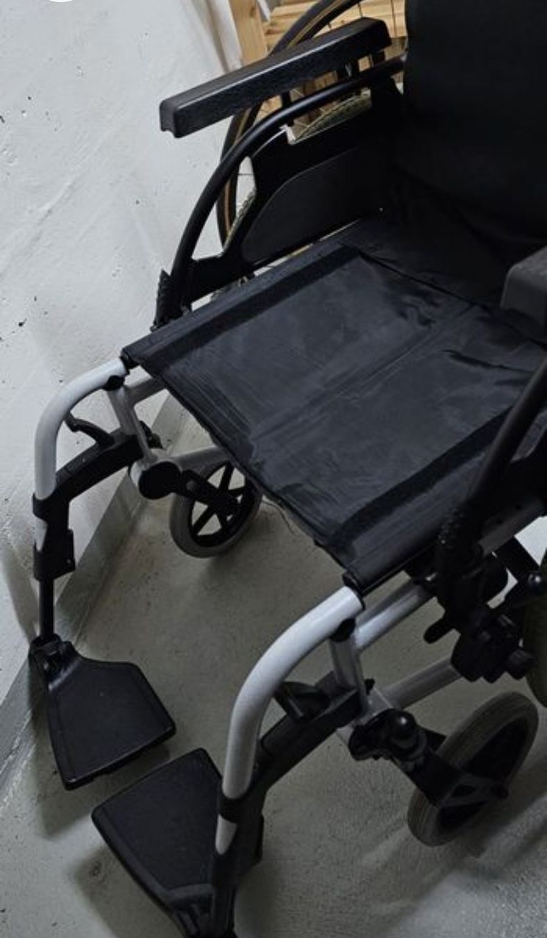 Sedie a rotelle: Rollstuhl Breezy Basix mit Sitzbreite 44cm gebraucht – Usato da Wittenbach venduto da garbis 2