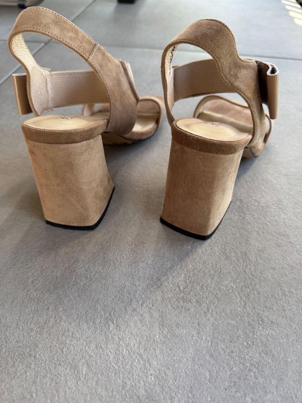 Scarpe da donna: Sandalen mit Absatz, beige, Grösse 38 neuwertig – Usato da Aarau venduto da Ruta_Ra 3