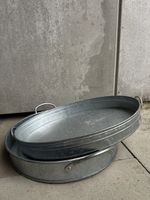 Silberne Serviertabletts mit Griffen