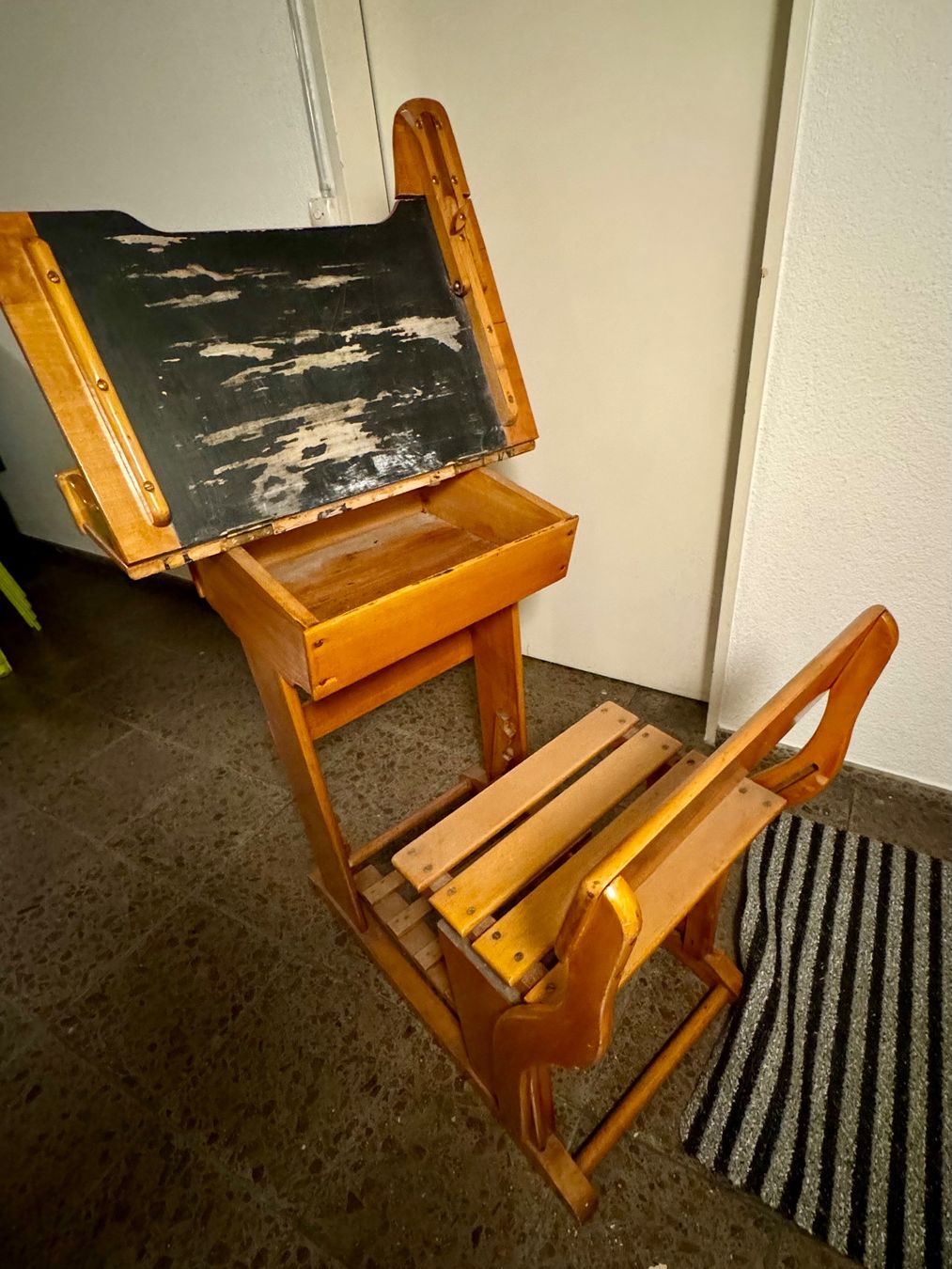 Schreibtische: altes massives Schülerpult – Gebraucht aus Zürich von Fore_02 2