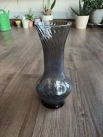 Glasvase dunkelgrau geriffelt guter Zustand