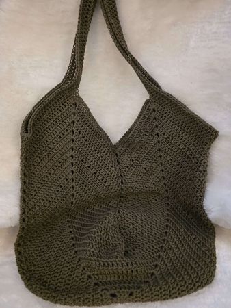 Gehäkelte Tasche, Handarbeit in Olivegrün