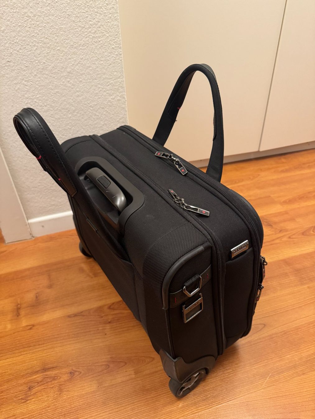Samsonite Valigie: Samsonite PRO-DLX 5 Laptop Briefcase with Wheels – Usato da Brugg AG venduto da orvel 2