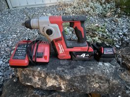 Milwaukee Bohrhammer M18 mit Ladegerät und Akku
