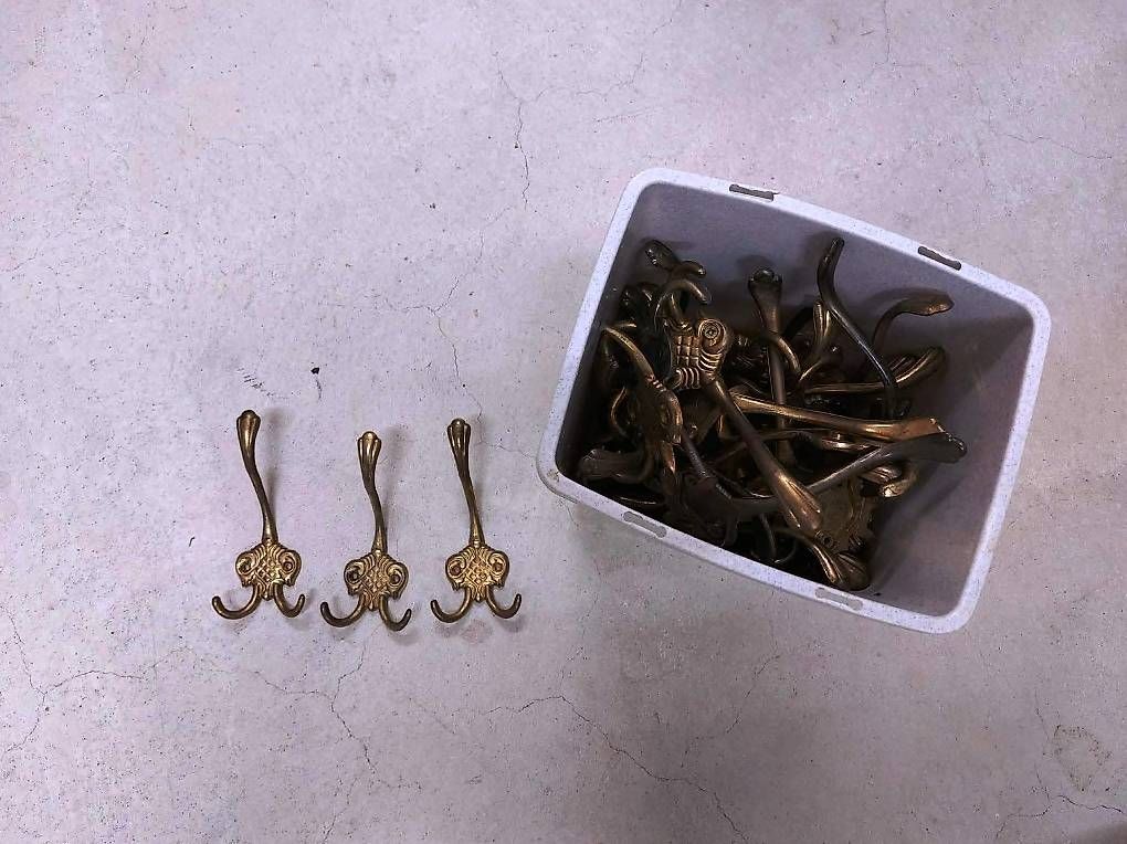Guardaroba: Antike Doppel-Garderobenhaken aus Messing – Usato da Zug venduto da Karolina0 2