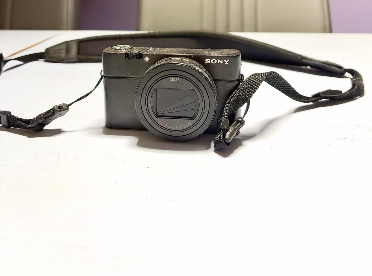 Sony Fotocamera: Sony RX vii très peu utilisé – Nuovo (secondo la descrizione) da Grand-Lancy venduto da column96