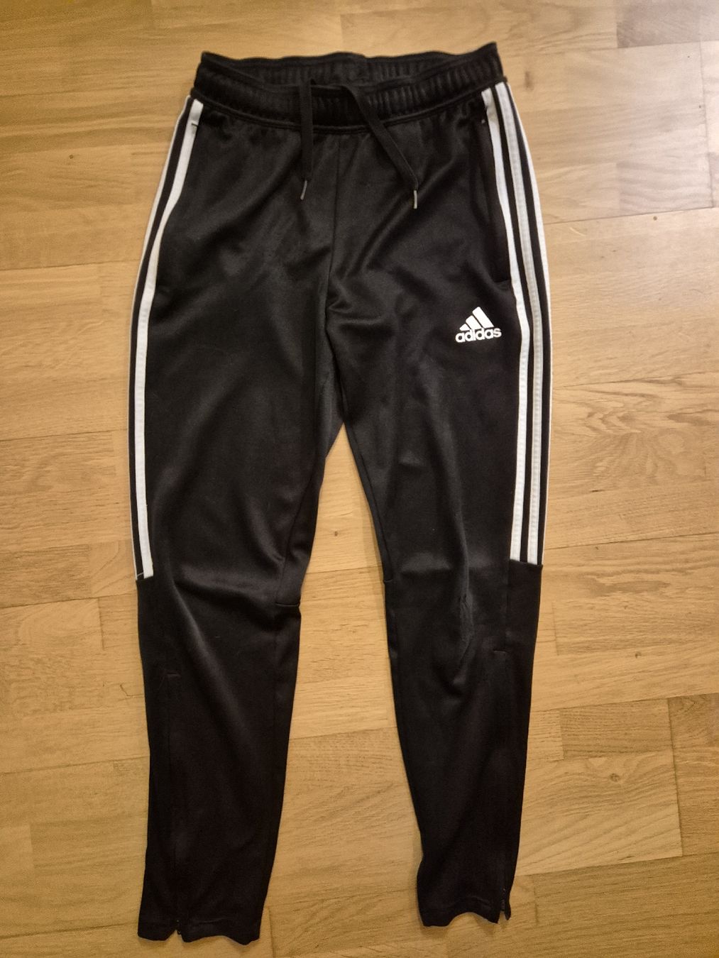 Adidas Pantaloni: Adidas Trainerhose Schwarz Grösse S – Usato da Bern venduto da JRA_12