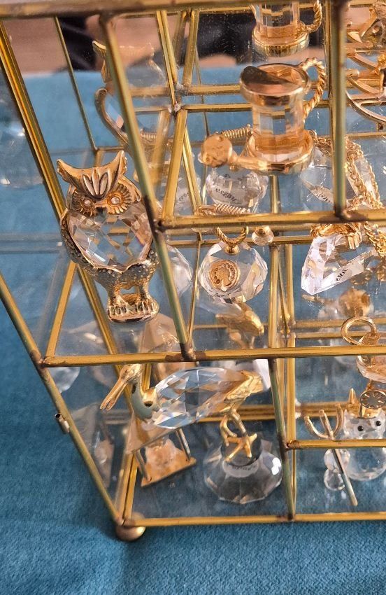 Vetrine: Vitrine mit 11 verschiedenen Glas Figuren – Usato da Embrach venduto da wernici