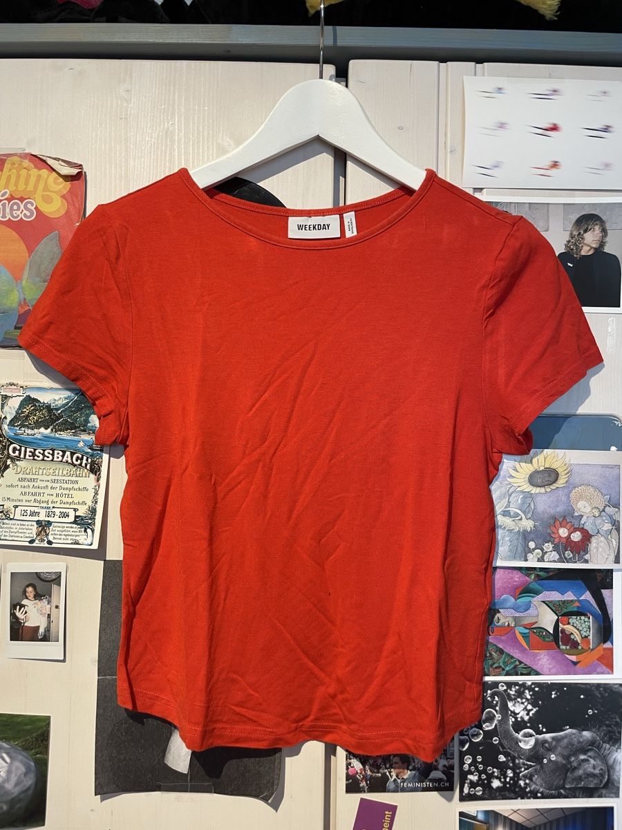 Weekday T-shirt: Rotes T-Shirt – Usato da Turgi venduto da eiiinalem