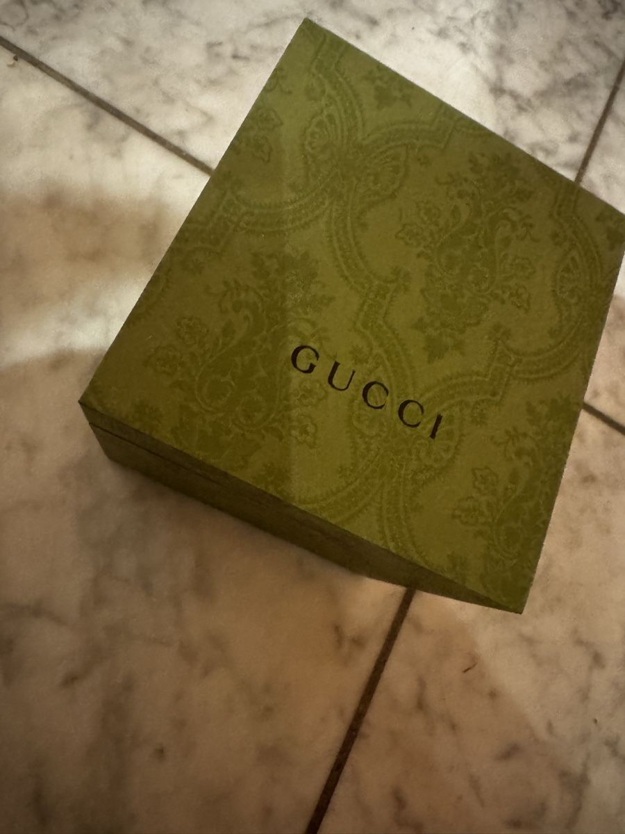 Gucci Orologi: Gucci Uhrenbox, neu, grün gemustert – Nuovo (secondo la descrizione) da Volketswil venduto da Modelka