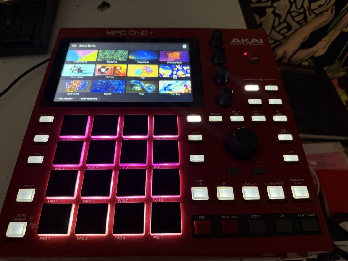 Akai Strumenti musicali: AKAI MPC ONE+ Sampler MIDI Controller guter Zustand – Usato da Basel venduto da le0003