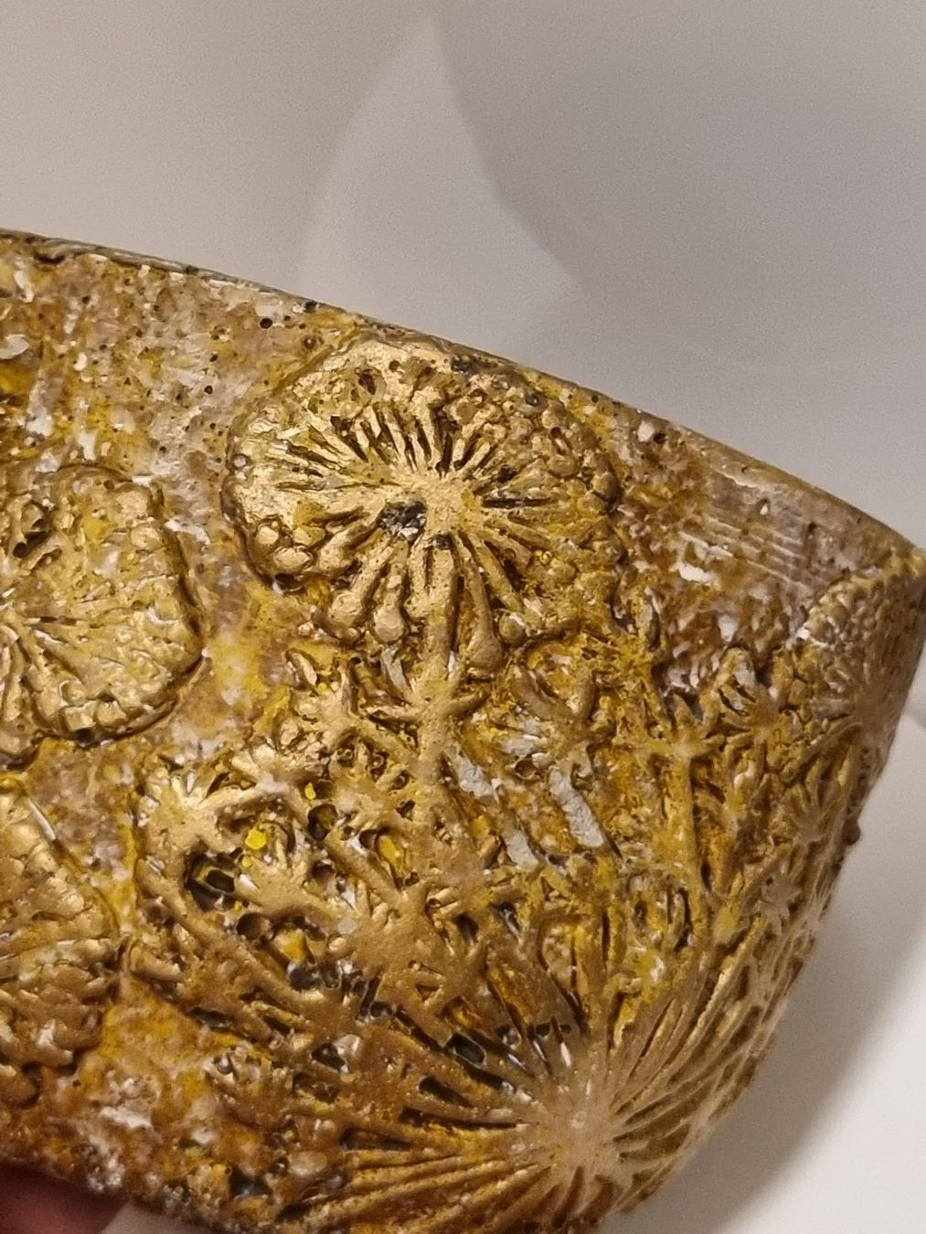 Vasi per fiori: PTMD Übertopf Goldbraun Relief Blumen – Usato da Scharnachtal venduto da devin03 7