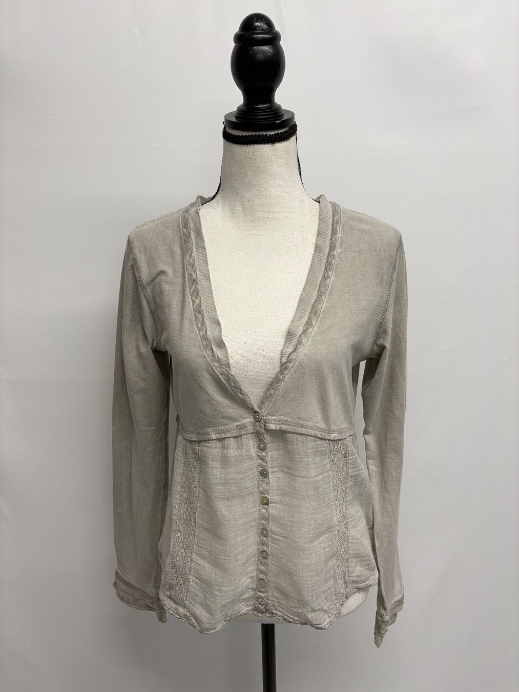 Nile Blusen: Nile Bluse mit Knopfleiste grau S Baumwolle V-Ausschnitt – Neu (gemäss Beschreibung) aus Regensdorf von secondchancefashion