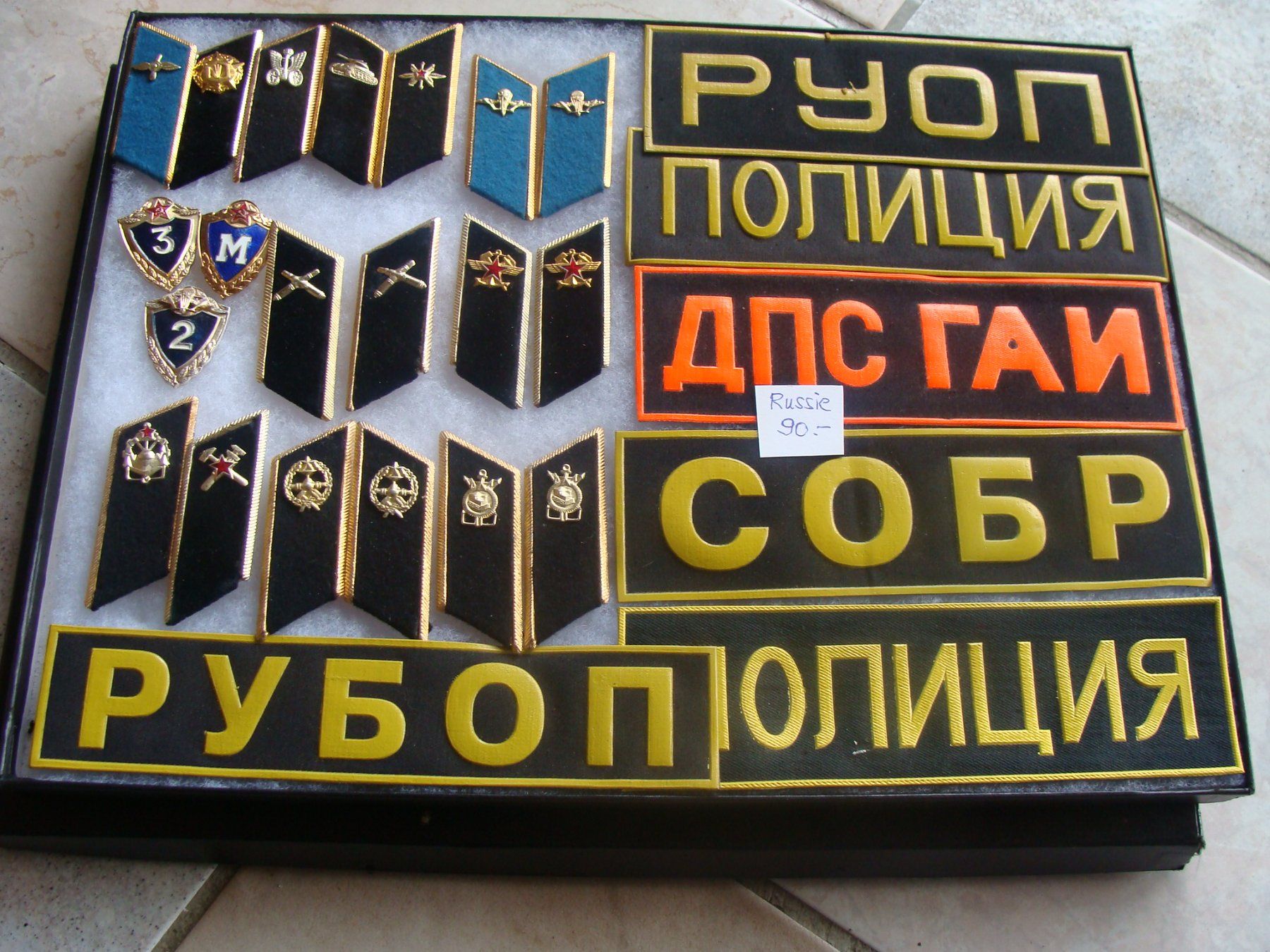 Placchette & Badge: avec présentoir vitré, police Russie – Usato da Cuarny venduto da hen_g7hn