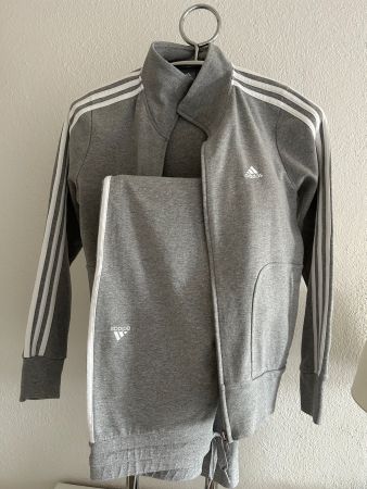 Adidas Trainingsanzug grau Groesse M neuwertig