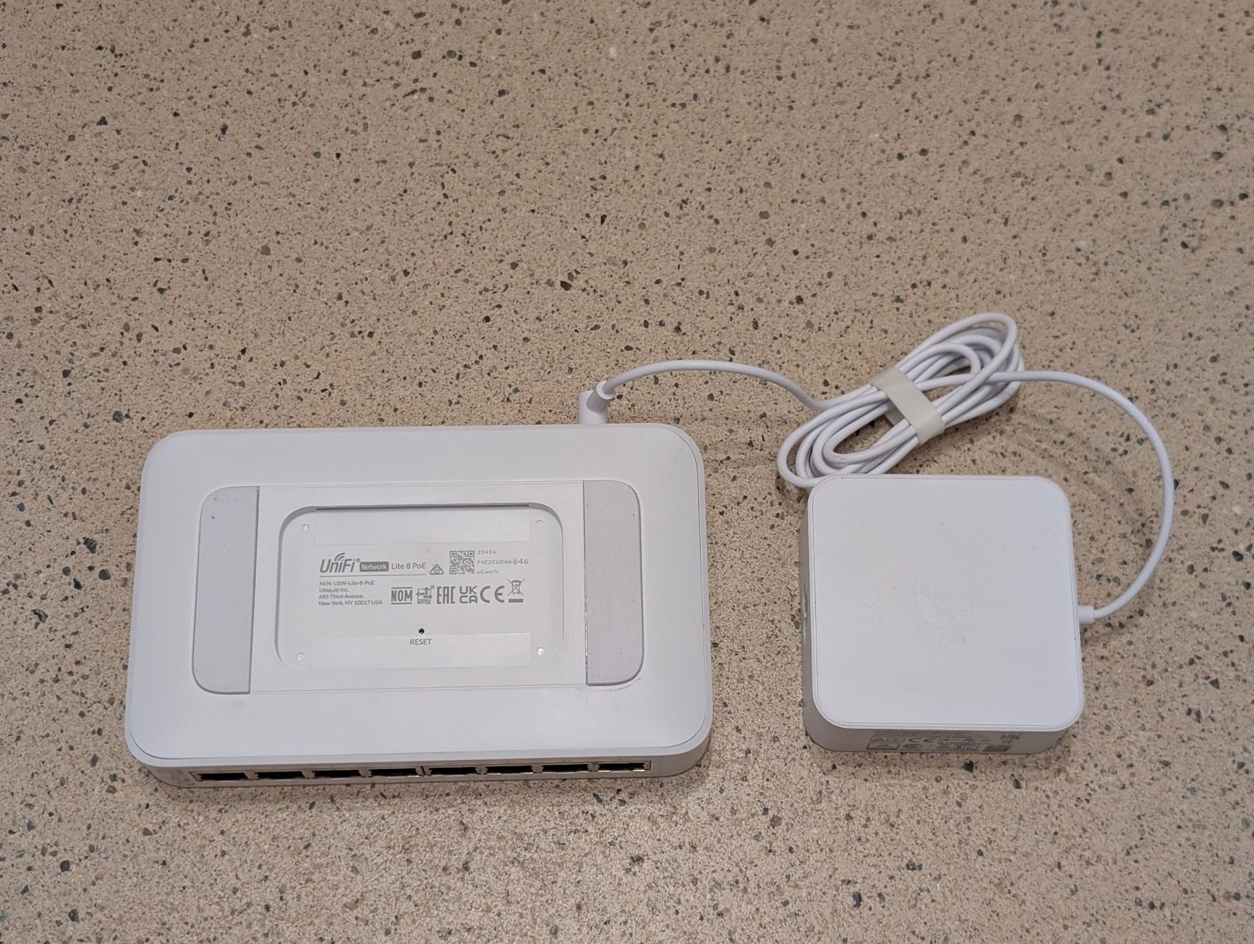 Ubiquiti Hub & Switch: UniFi Lite 8 PoE+ Switch 60W – Usato da Winterthur venduto da christianmaeder 2