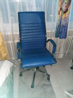 Blauer Dreh-Bürostuhl mit Armlehnen