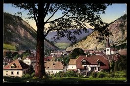 AK Fleurier, Vue générale du village avec église et maisons