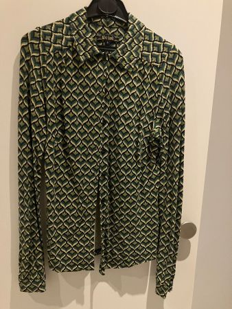 Ensemble chemisier et jupe vert à motifs