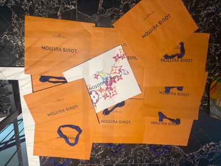 12x Papiertragetaschen Louis Vuitton weihnachts edition