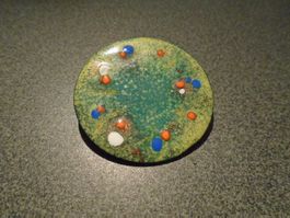 Brosche rund, grün Töne verziert mit roten/weissen Punkte