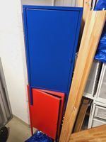 2x Metallschränke, 1x blau, 1x rot, gut erhalten