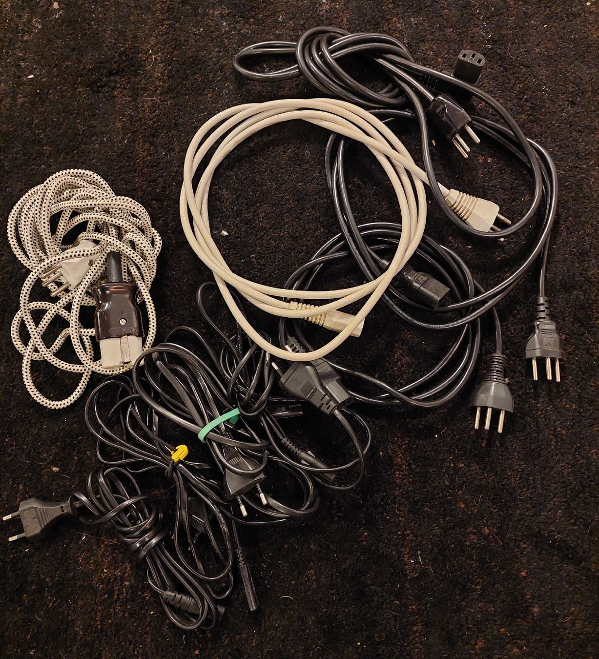 Kabel: 10 Geräte-Stromkabel – Gebraucht aus Zürich von Cortin