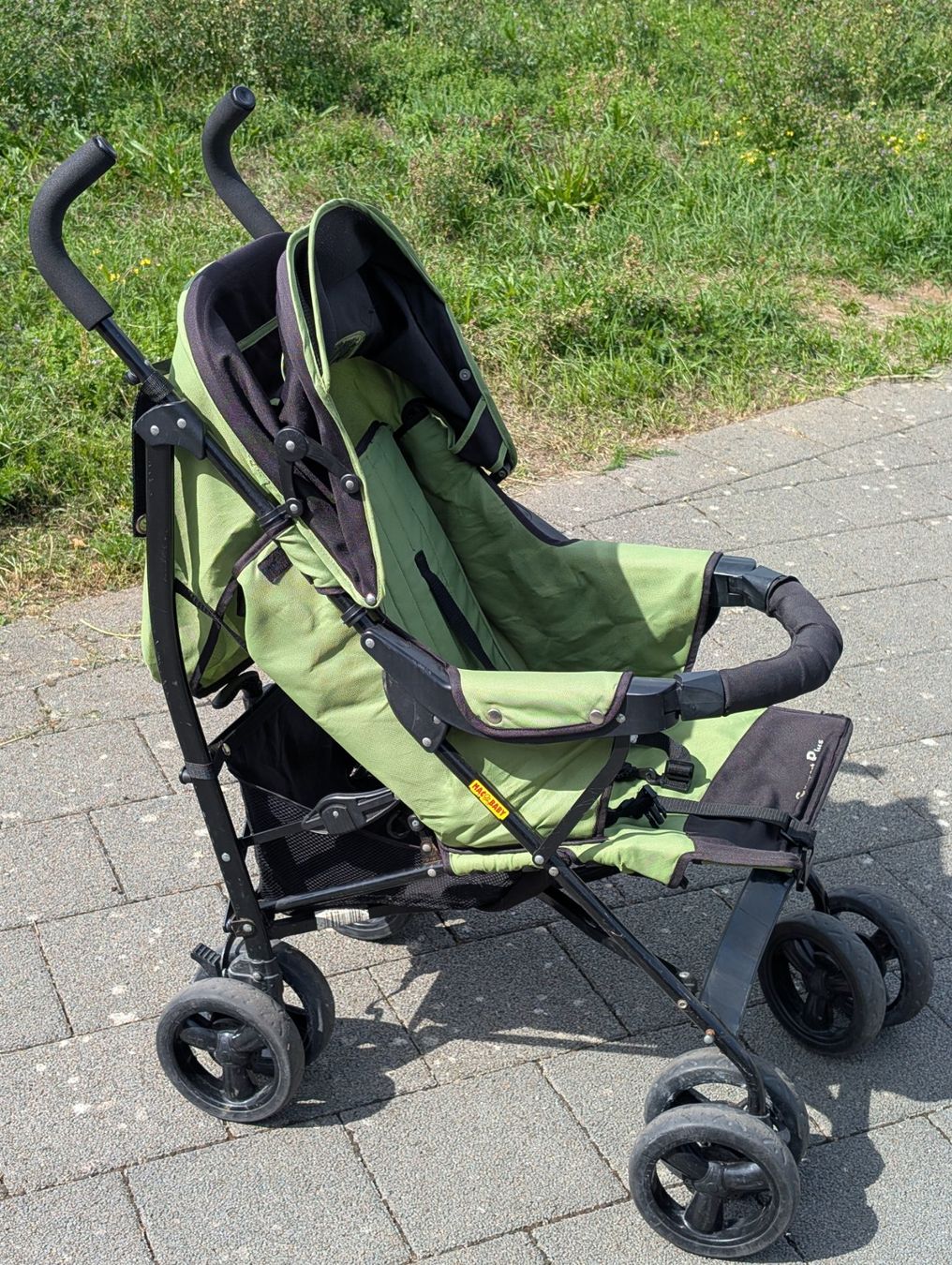 Kinderwagen: Grün-schwarzer Compact Plus Buggy – Gebraucht aus Starrkirch-Wil von Goemsu 2