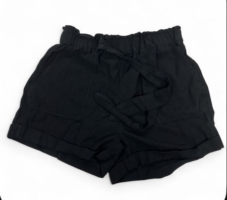 Schwarze, kurze Stoffhosen 