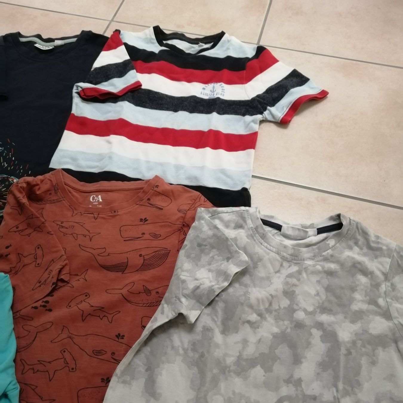Lotti & Set di vestiti: Kinder Shirts Gr. 128/134 – Usato da Henau venduto da AXAA 1
