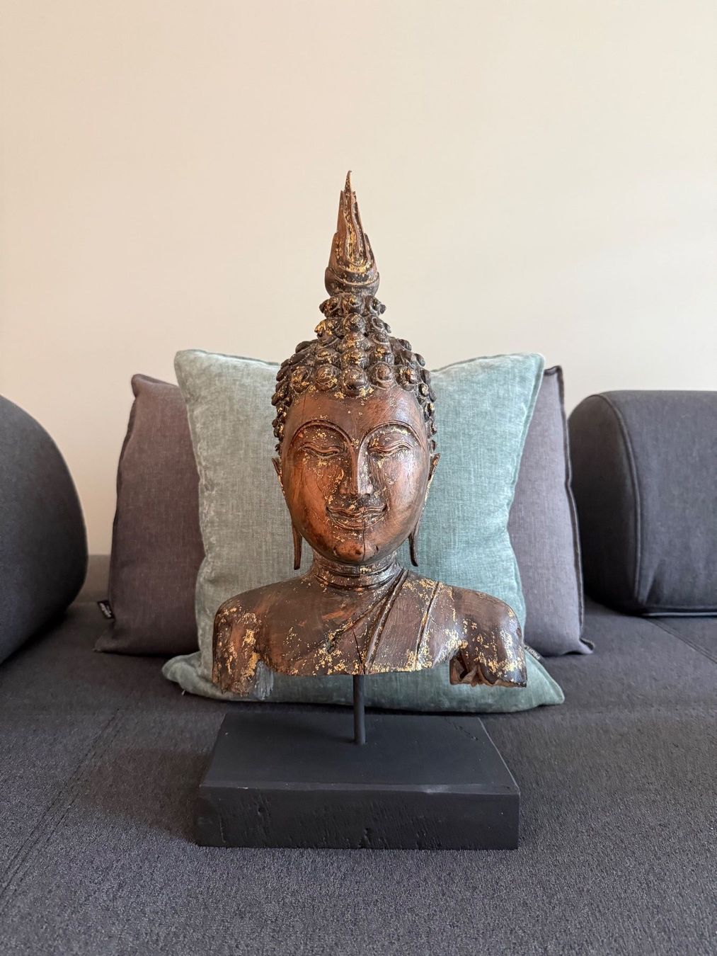 Statuette: Buddha auf Sockel schwarz/gold – Usato da Bremgarten AG venduto da myriammerki