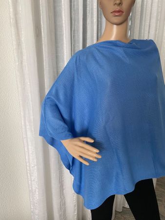 Perfekter Auftritt - zeitloser Poncho von HELENA VERA