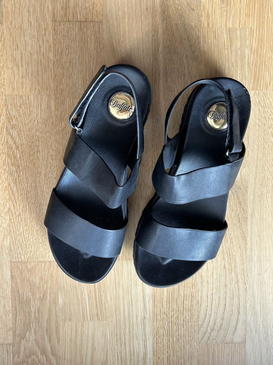 Buffalo Damenschuhe: Buffalo Sandalen, plateau, Gr. 38 – Gebraucht aus Basel von alv_29s2