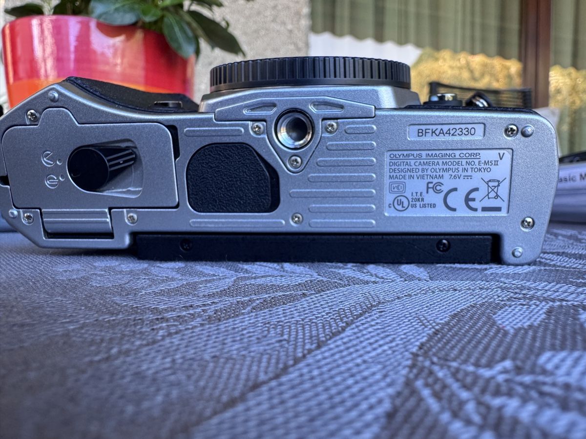 Olympus Fotocamera: Olympus OM-D E-M5 Mark II Mirrorless Camera with Flash – Usato da Viganello venduto da NicodemusRoger 1