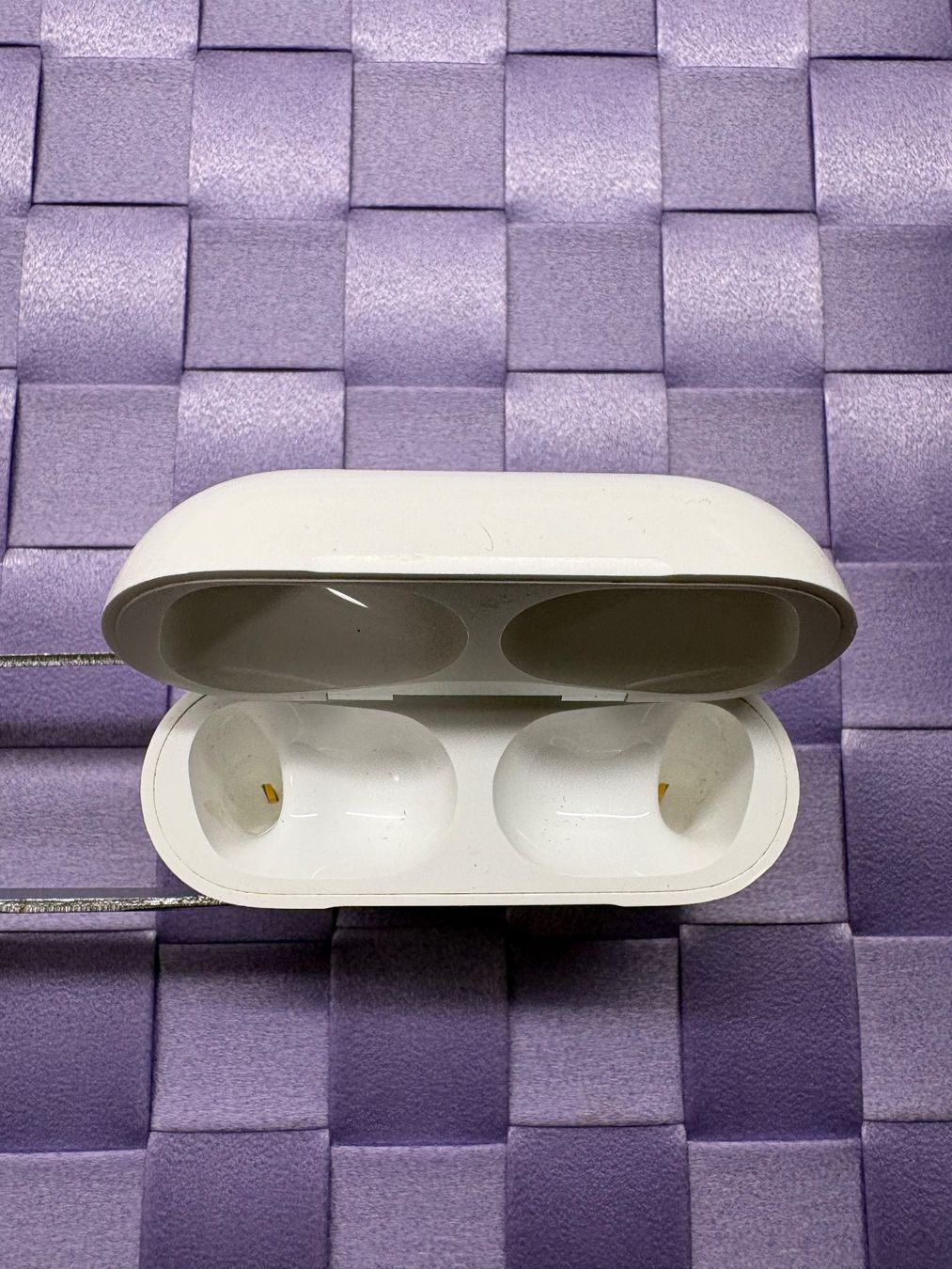 Apple Cuffie: Apple AirPods Pro 2 charging case (A2968). – Usato da Lausanne venduto da Zorrus77 3