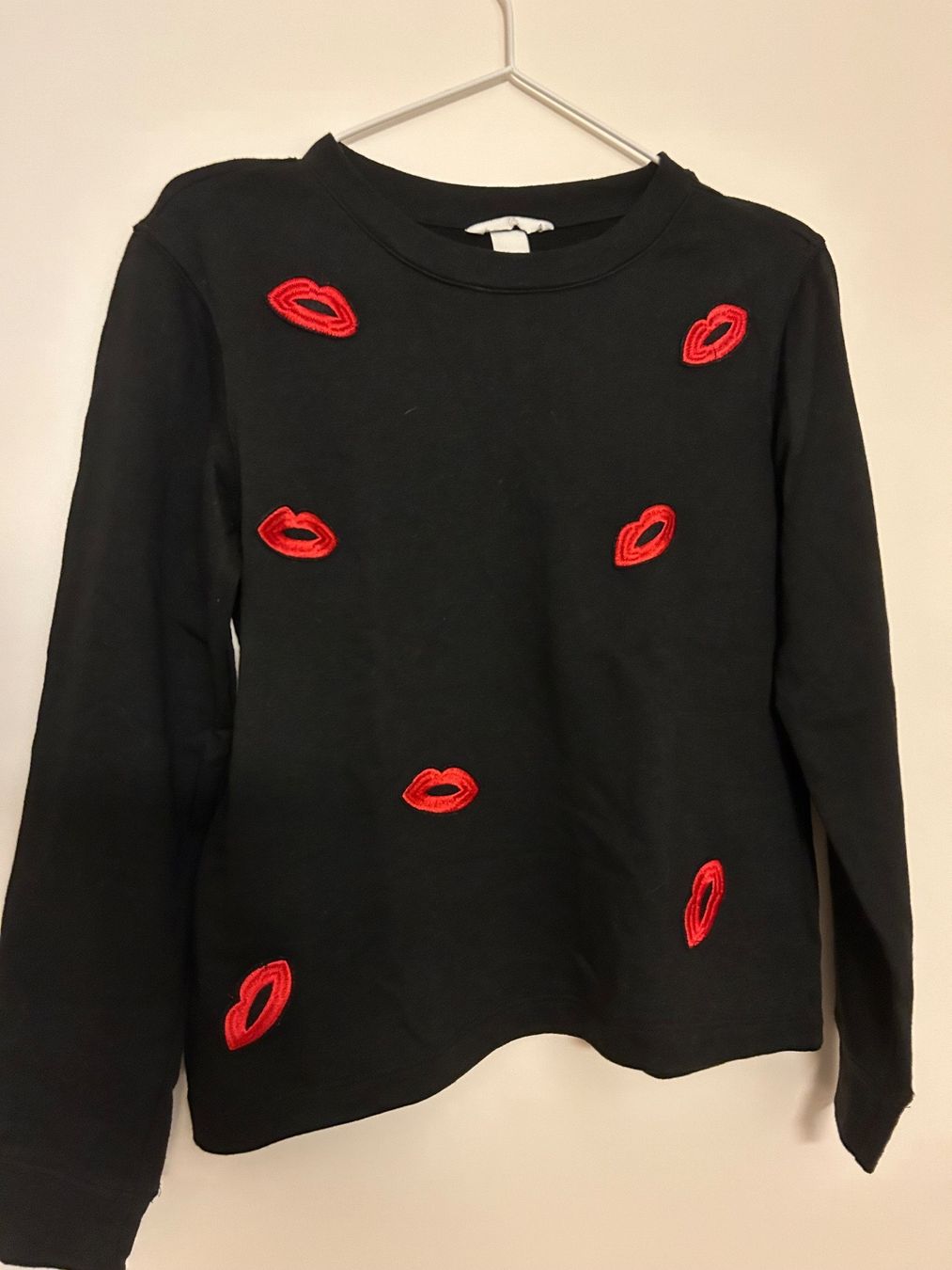 H&M Maglioni & Felpe: Schwarzer Pullover mit Kuss Grösse XS/S – Usato da Uster venduto da xBeccax