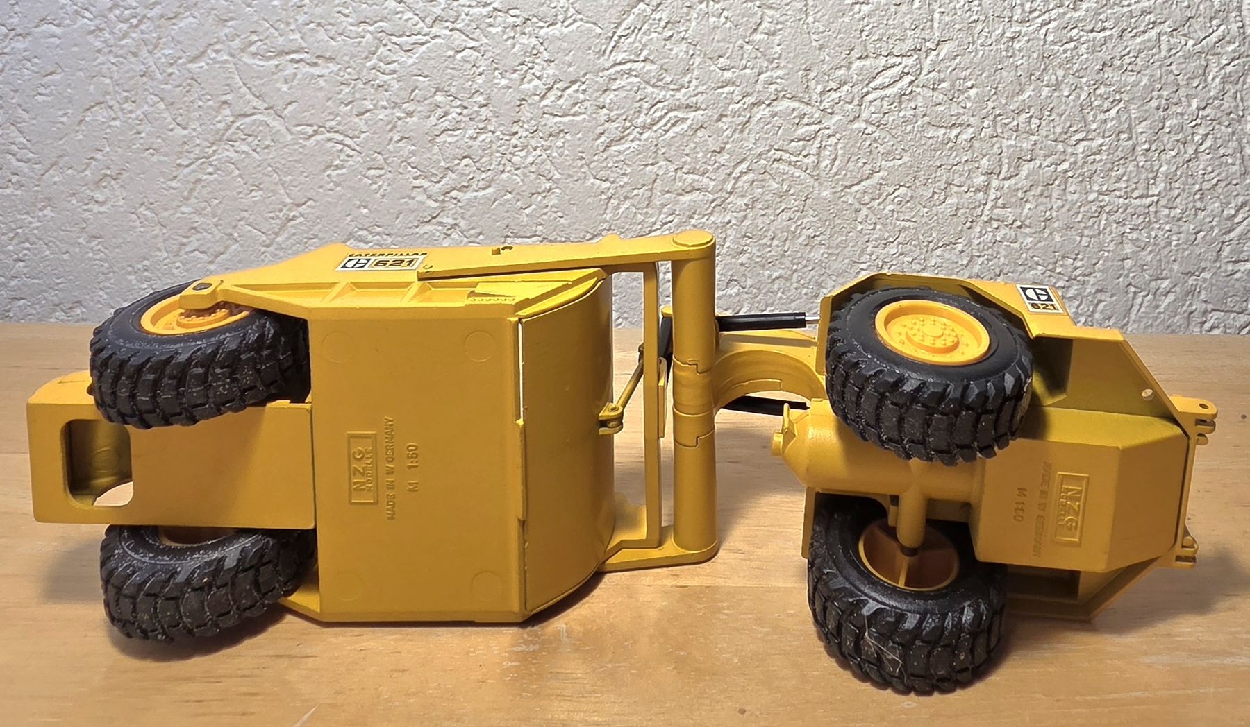 Caterpillar Kit di modellismo & Modellini statici: Caterpillar Schürfzug, Modell 621 – Usato da Männedorf venduto da Modellbau-wyss 4
