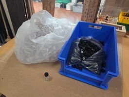 Posten mit Plastik Flaschen inkl. Deckel H: 7,5cm ab 1.-