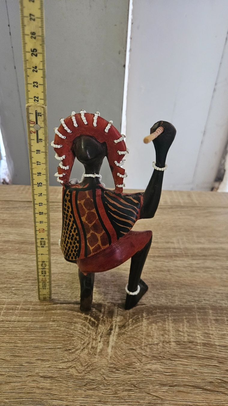 Statuette: Statua africana in legno – Usato da Melano venduto da H-Sara 1