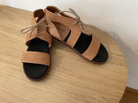 Neu Sommersandale, Monjo 40 cognac