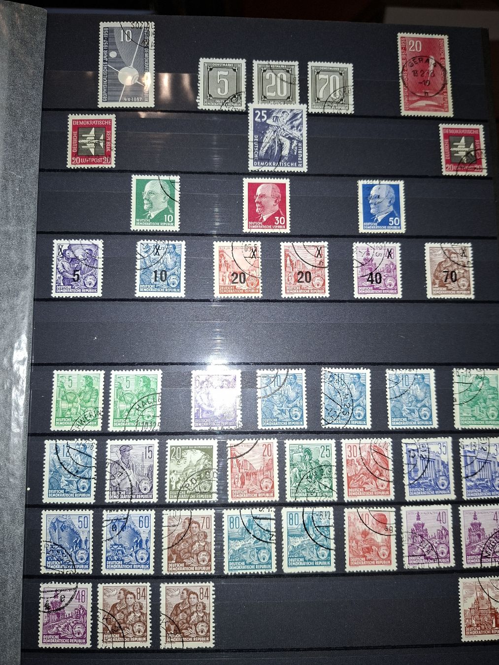 Tutti i francobolli: Briefmarkensammlung DDR  – Usato da Balgach venduto da SIMEON27 2